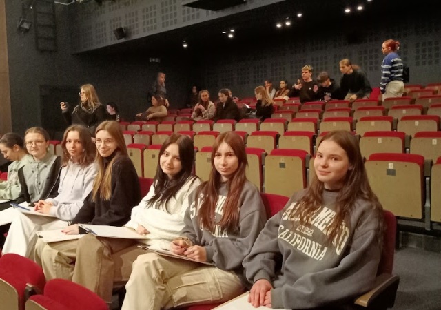 Uczennice klasy 1b na widowni Teatru im. Wandy Siemaszkowej; w oczekiwaniu na dyktando